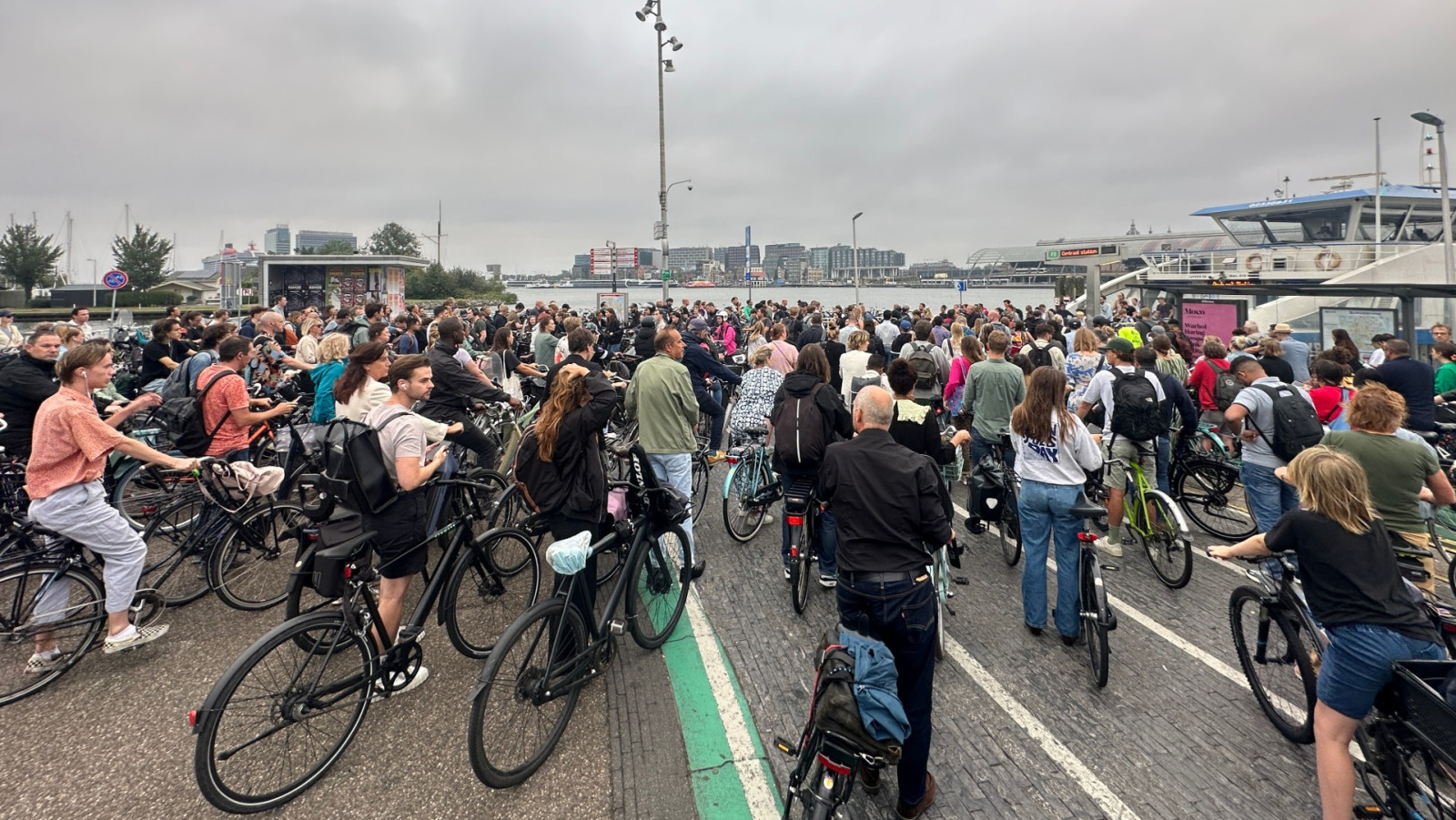 Drukte bij pont Buiksloterweg