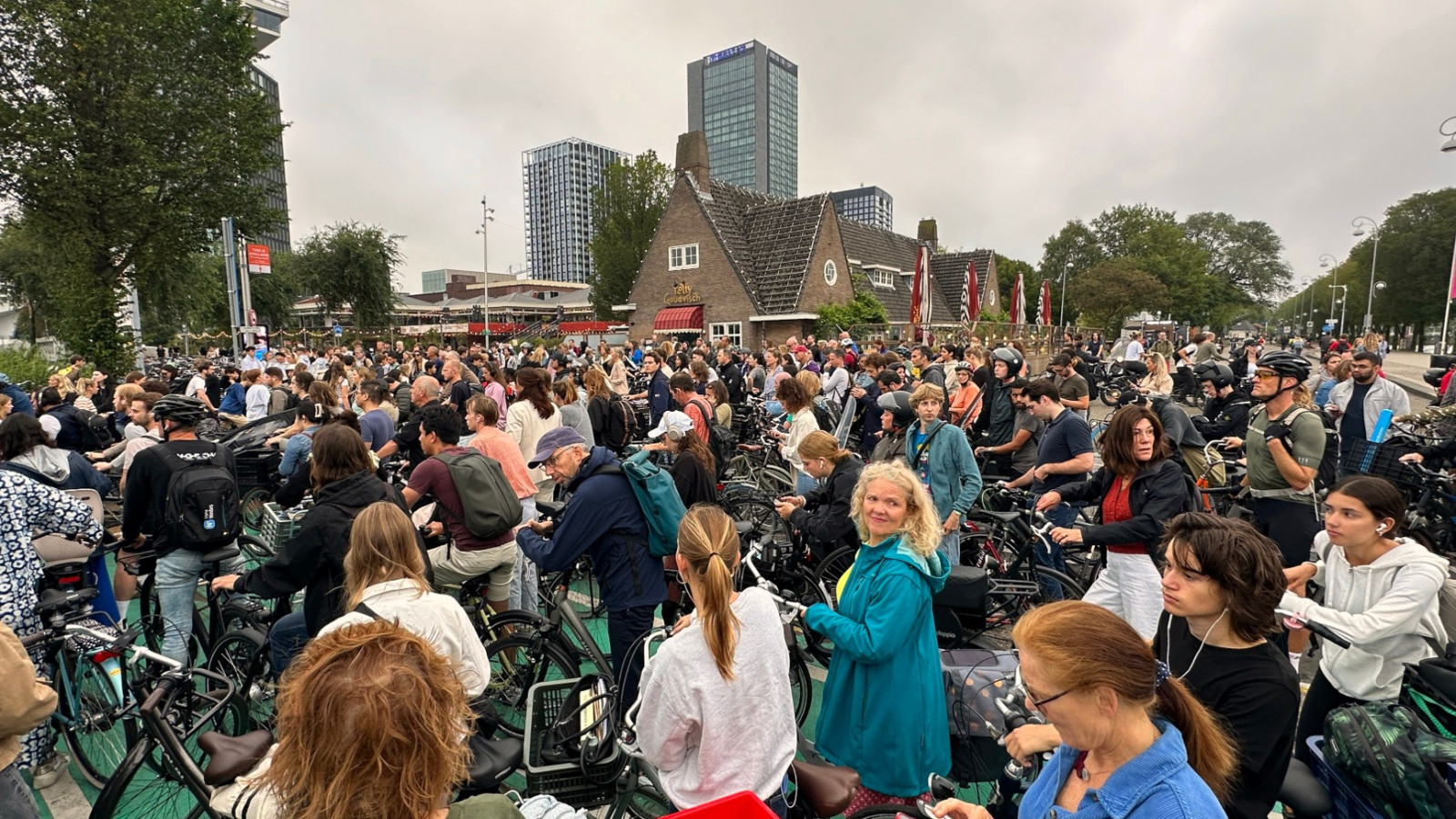 Drukte bij pont Buiksloterweg