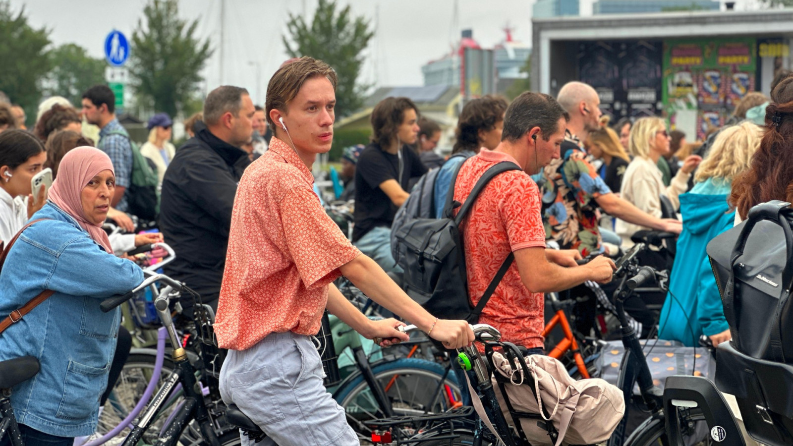 Drukte bij pont Buiksloterweg