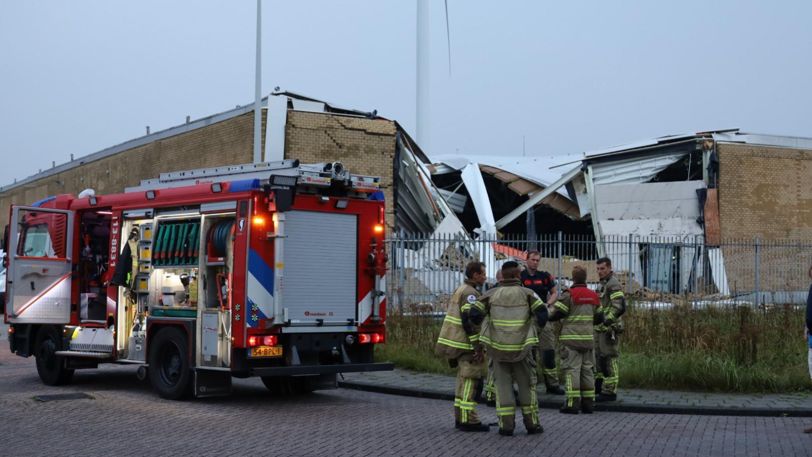 Dak voormalige bouwmarkt ingestort