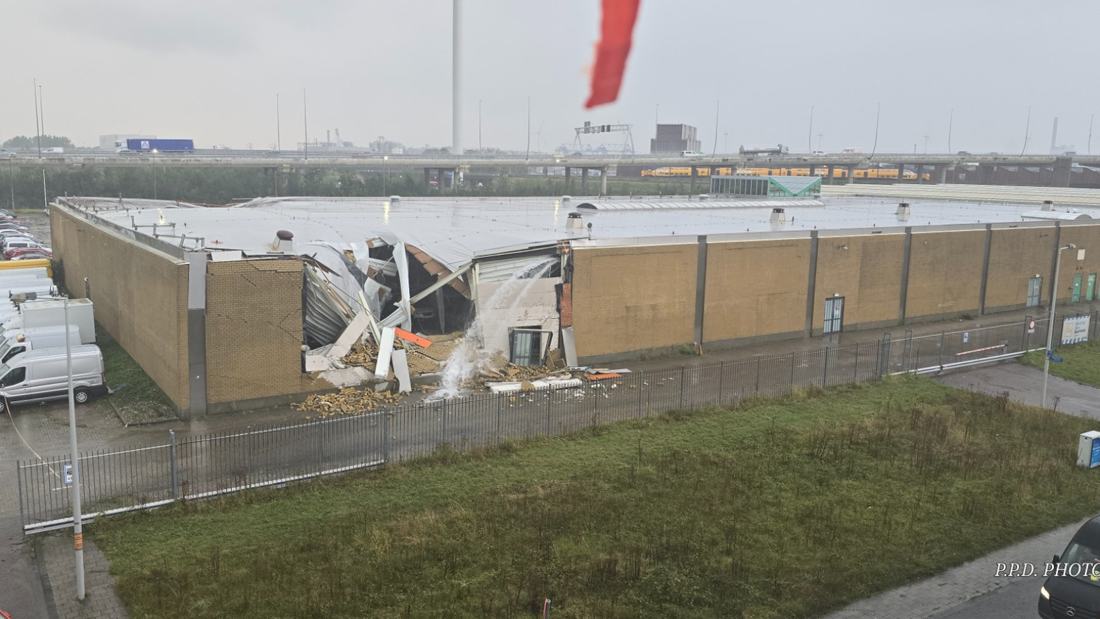 Dak voormalige bouwmarkt ingestort