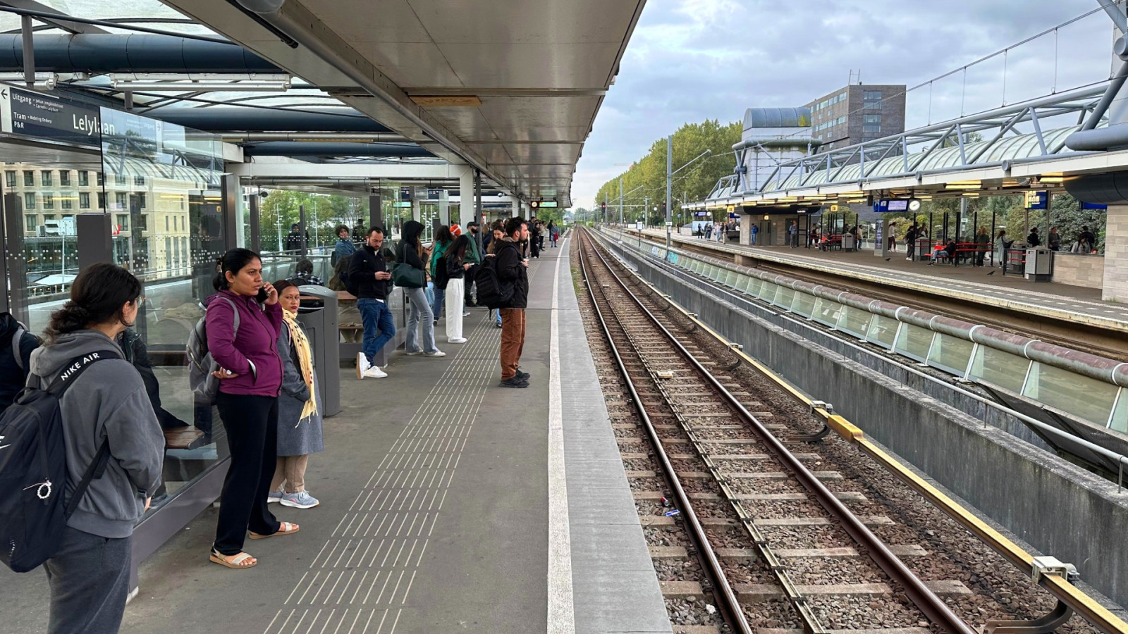 Reizigers wachten op station Lelylaan