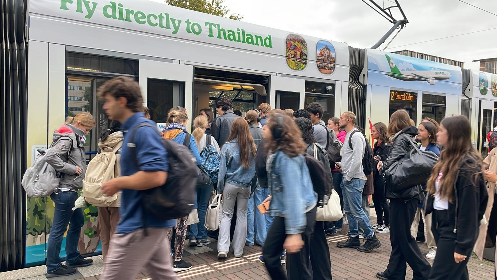 Volle tram bij Amstelstation