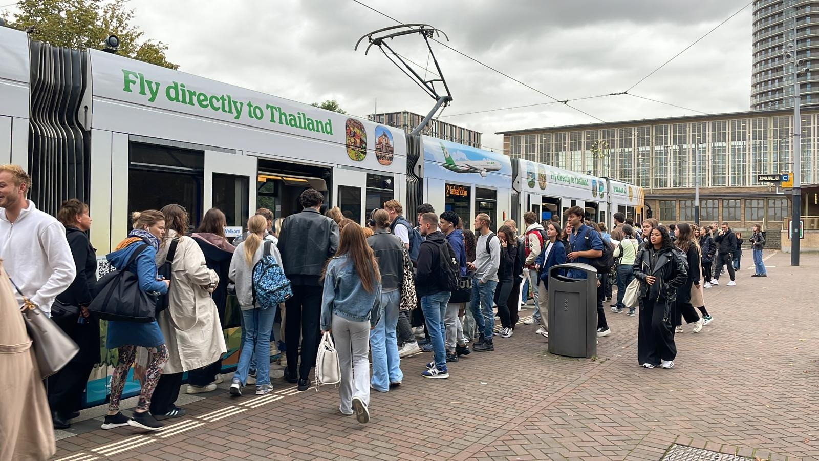 Volle tram bij Amstelstation