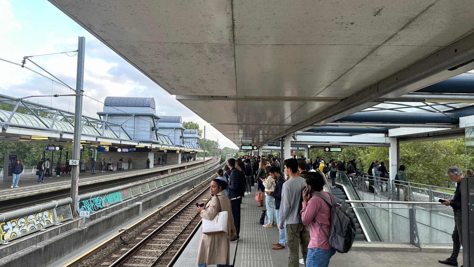 Volle metro's op station Lelylaan