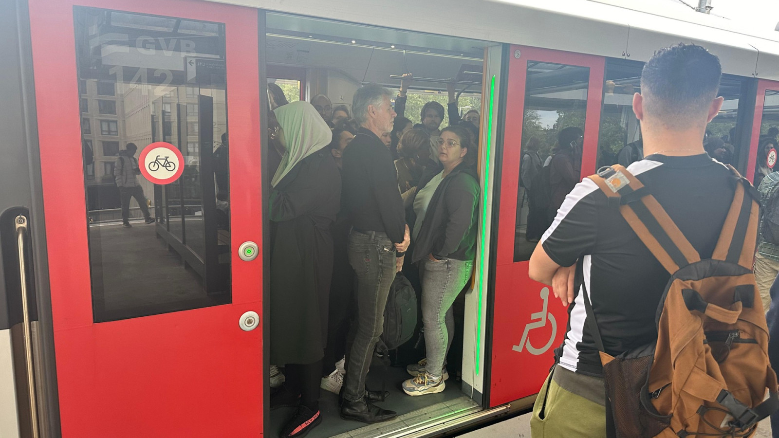 Volle metro's op station Lelylaan