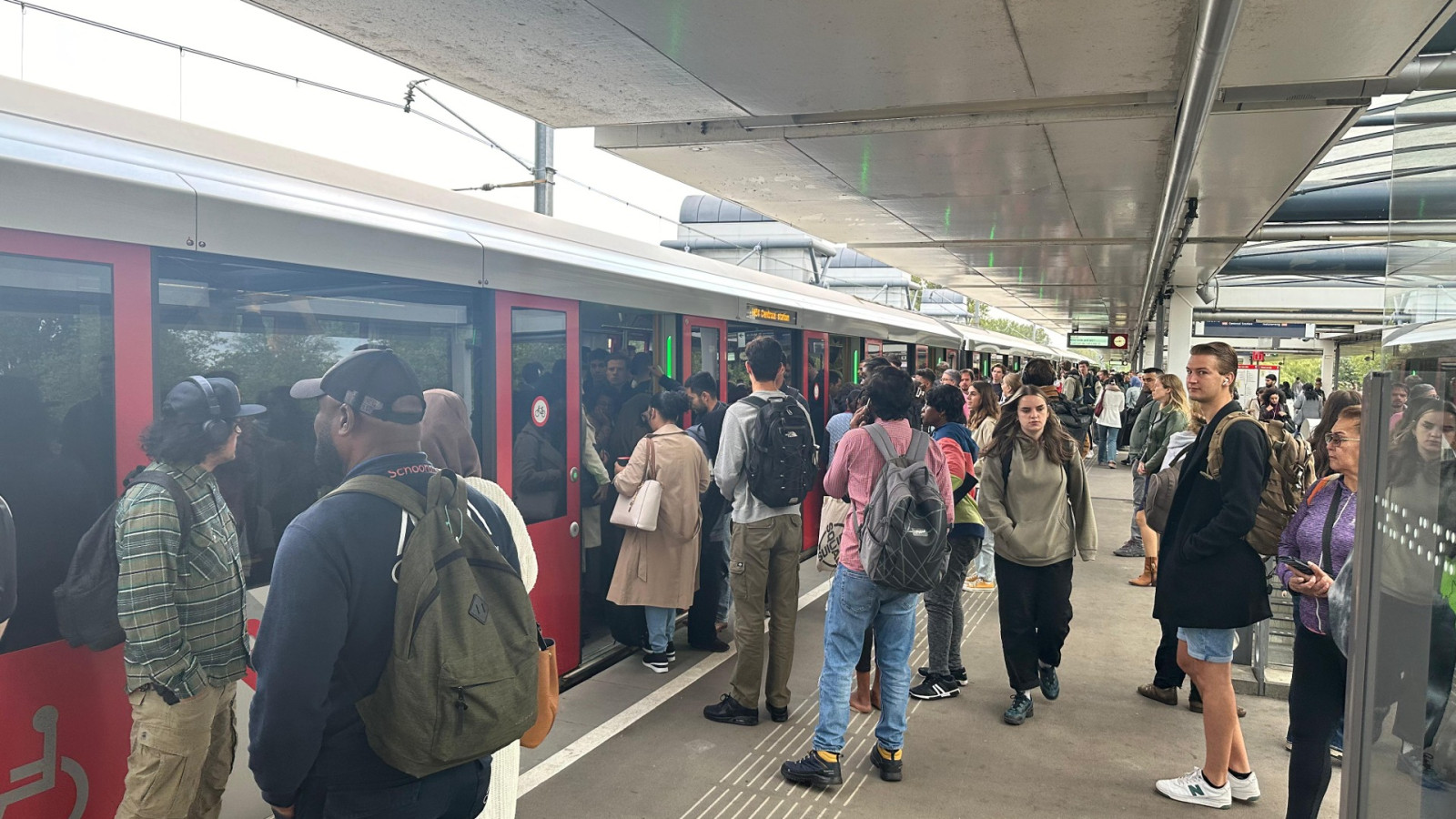 Volle metro's op station Lelylaan