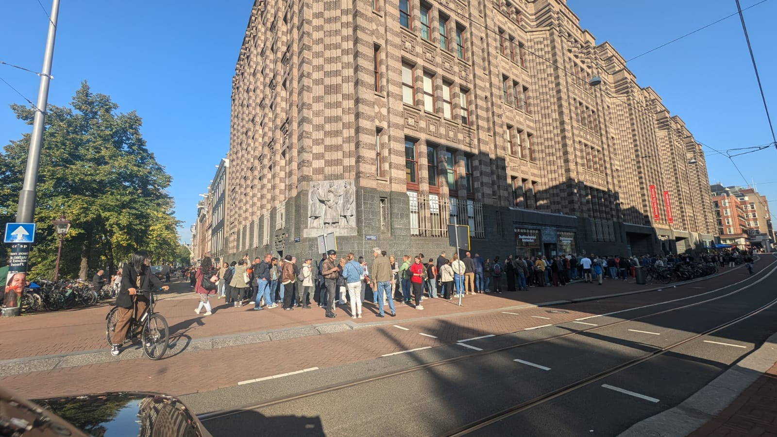 Lange rij bezoekers voor de Poentunnel 