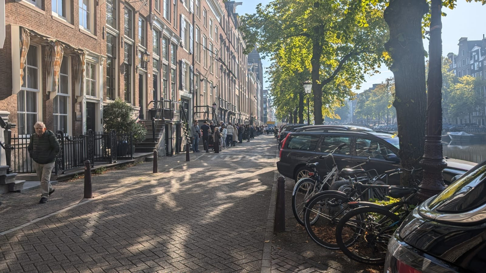 Lange rij bezoekers voor de Poentunnel 