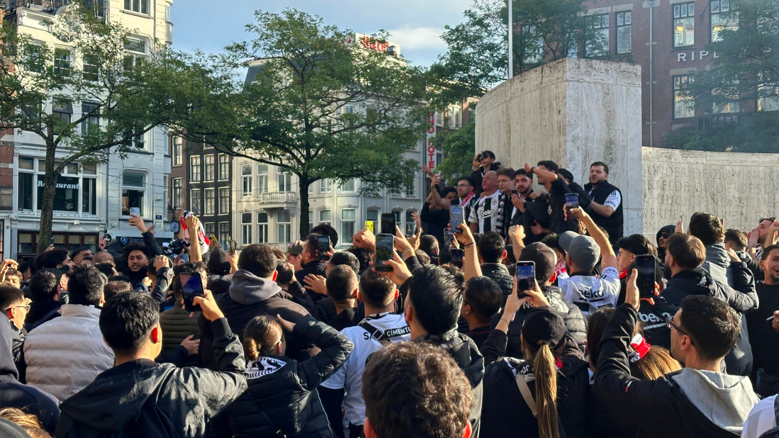 Supporters Besiktas op Dam