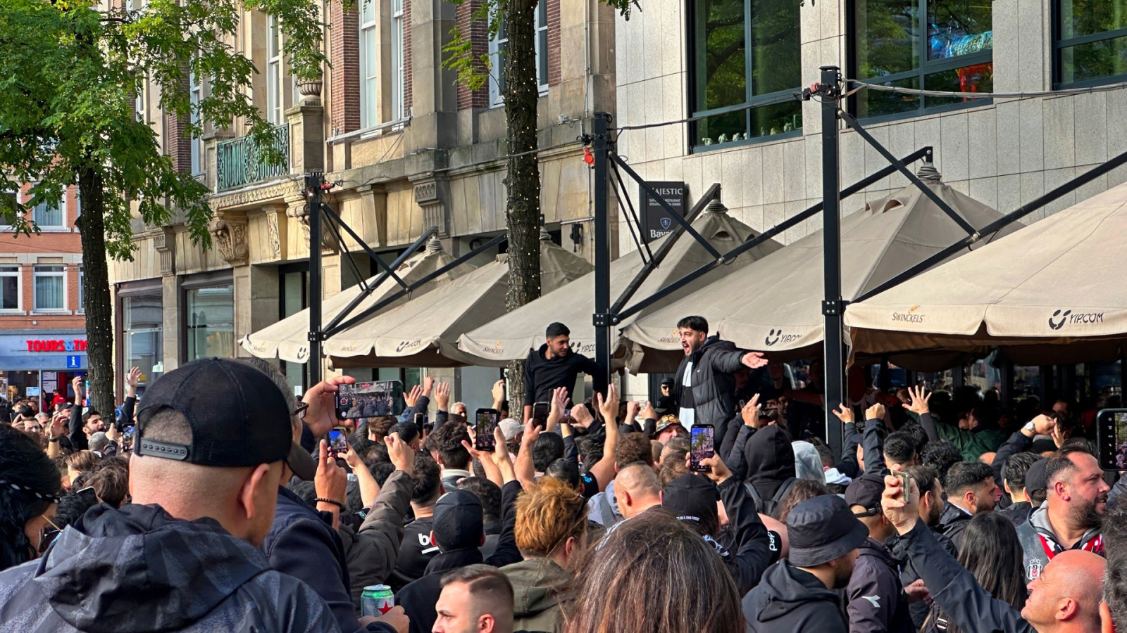 Supporters Besiktas op Dam