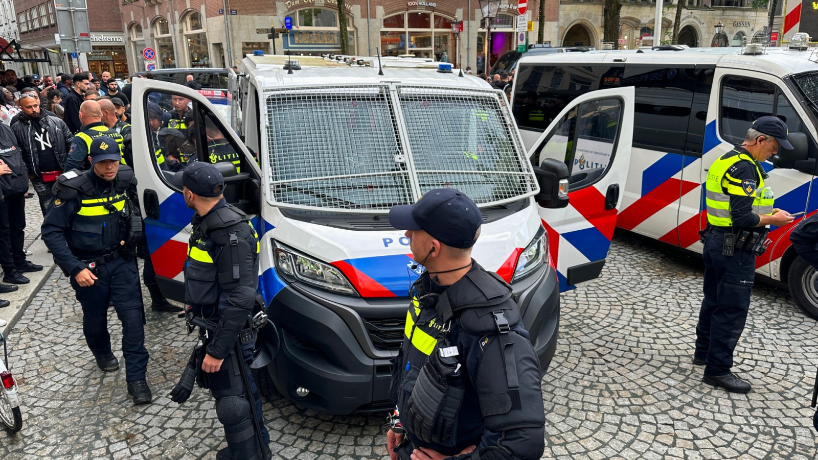 Mobiele Eenheid bij supporters Besiktas