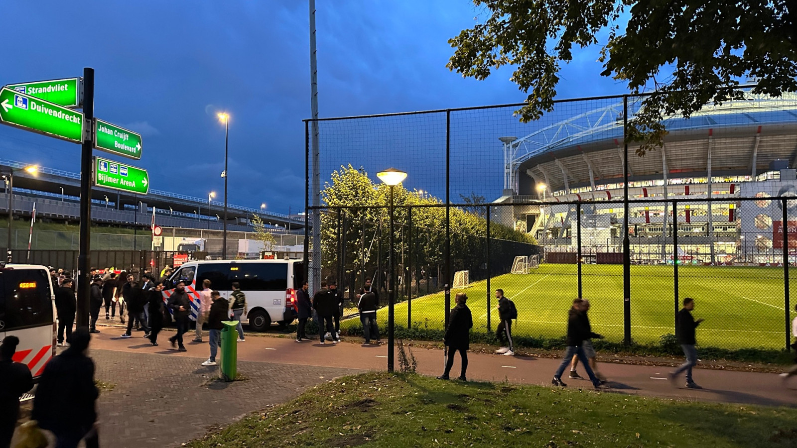 Fans Besiktas bij Station Strandvliet