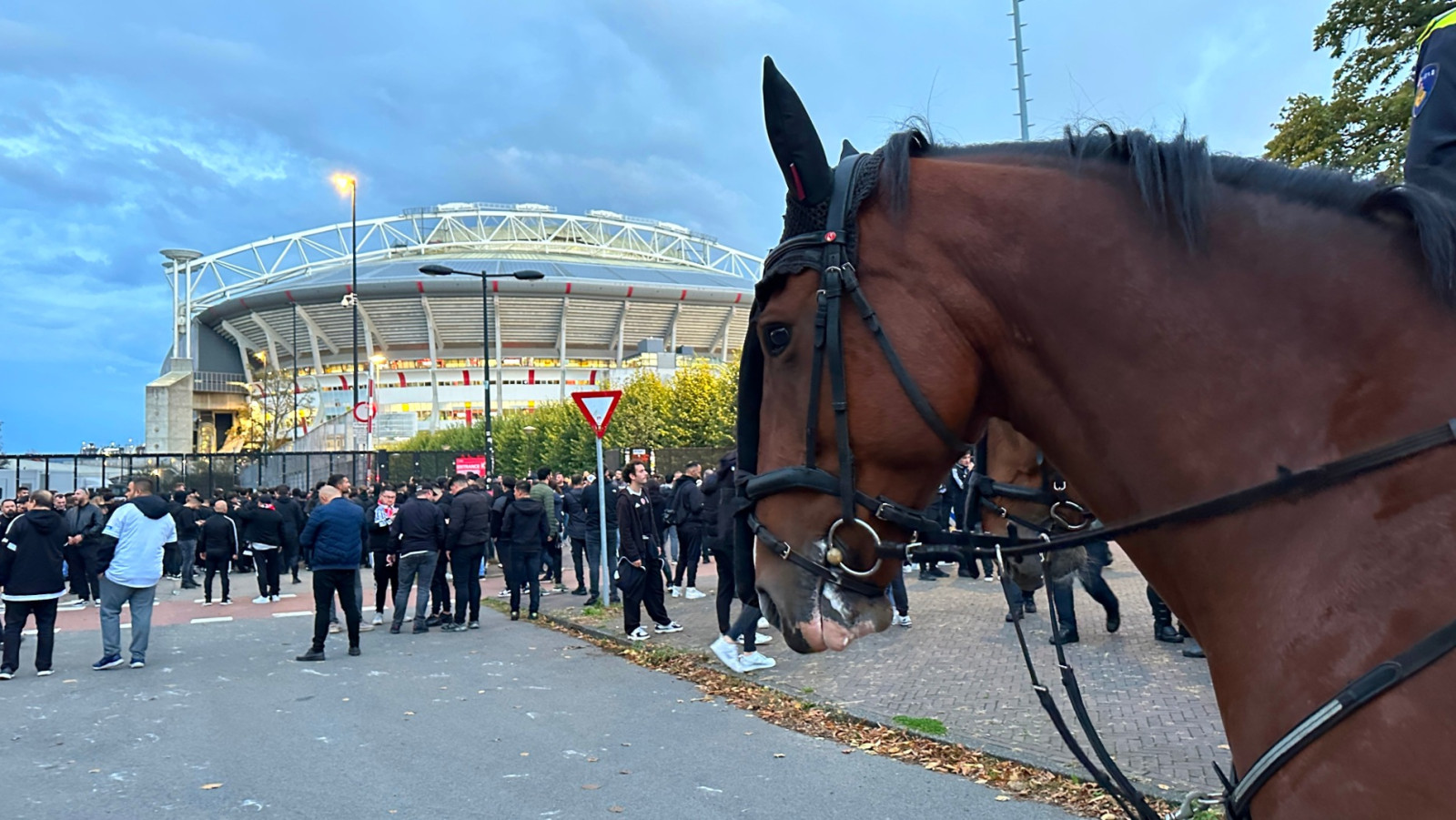 Fans Besiktas bij Station Strandvliet