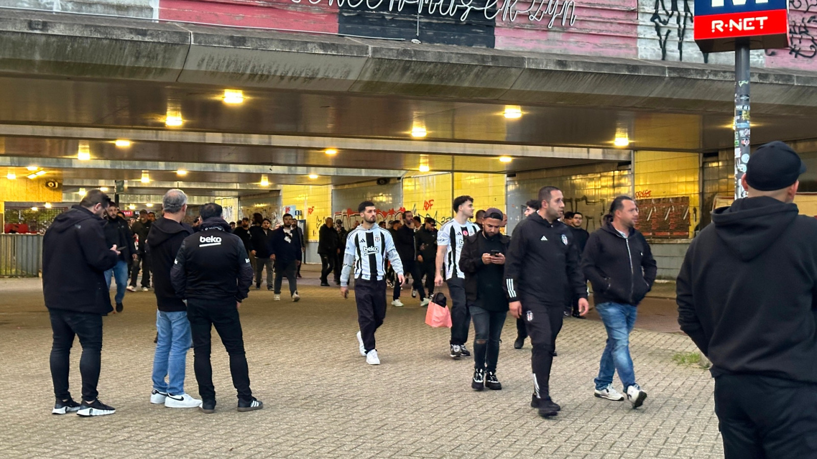 Fans Besiktas bij Station Strandvliet