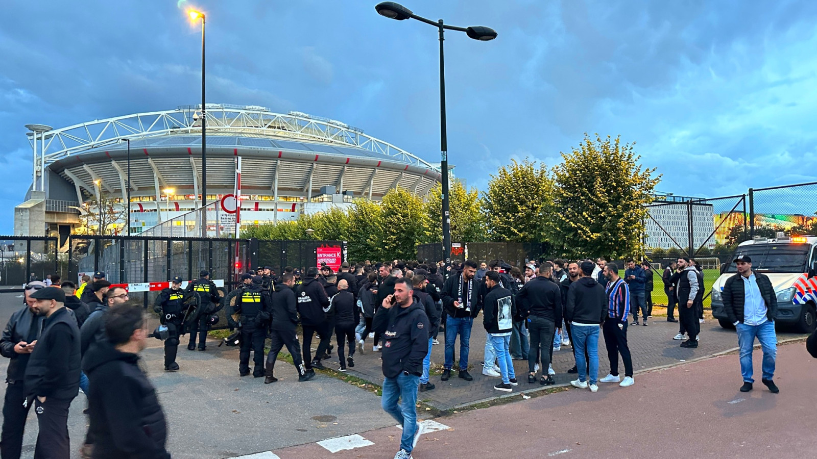 Fans Besiktas bij Station Strandvliet