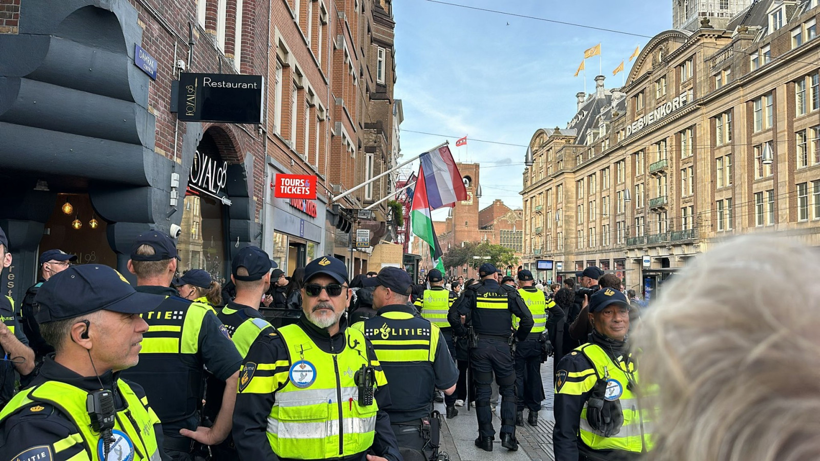 Pro-Palestina-demonstranten op Damrak