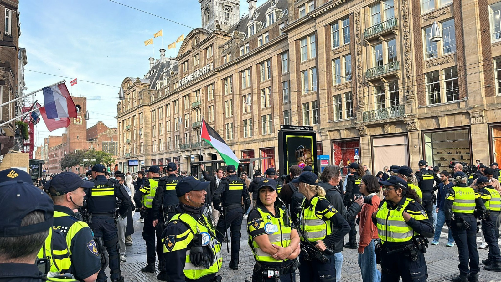 Pro-Palestina-demonstranten op Damrak