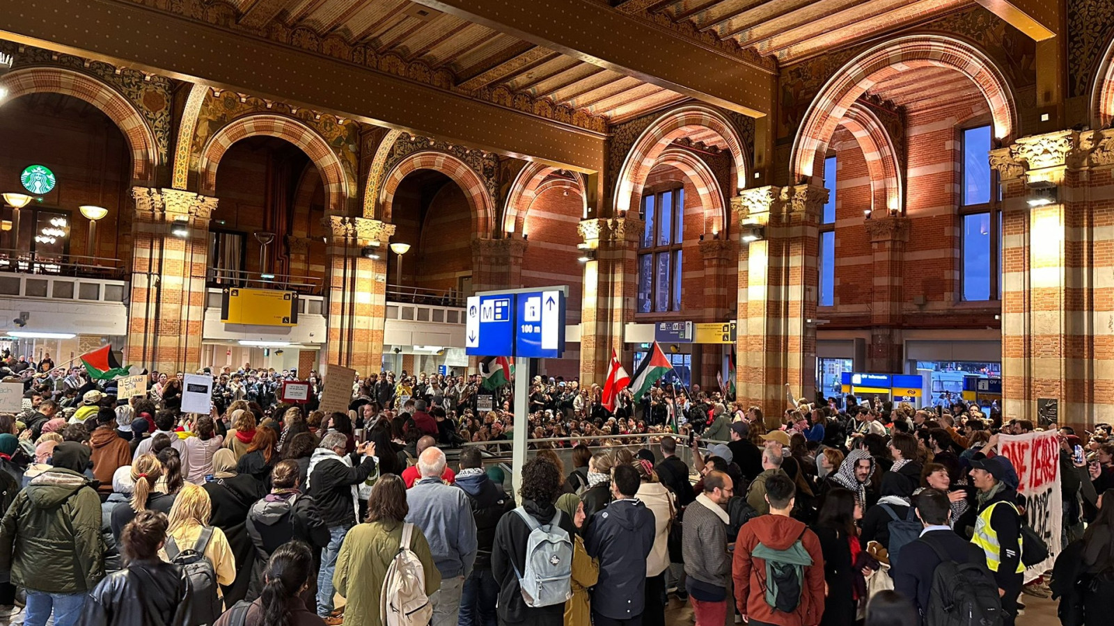 Sit-in Centraal Station