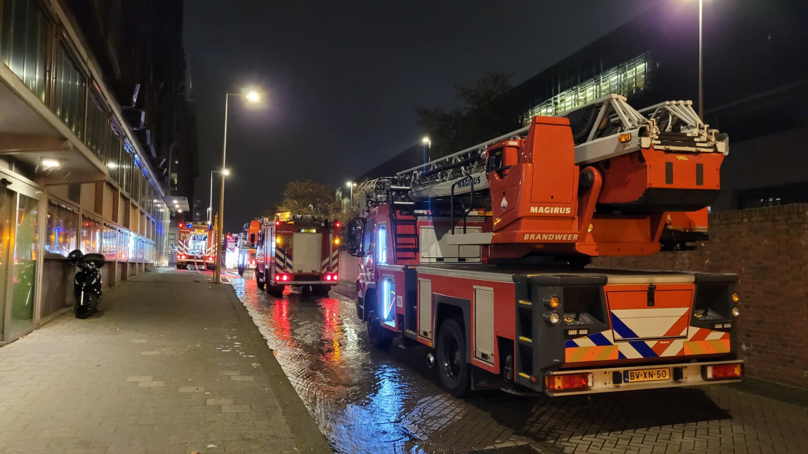 Veel brandweer bij Kraanspoor in Noord