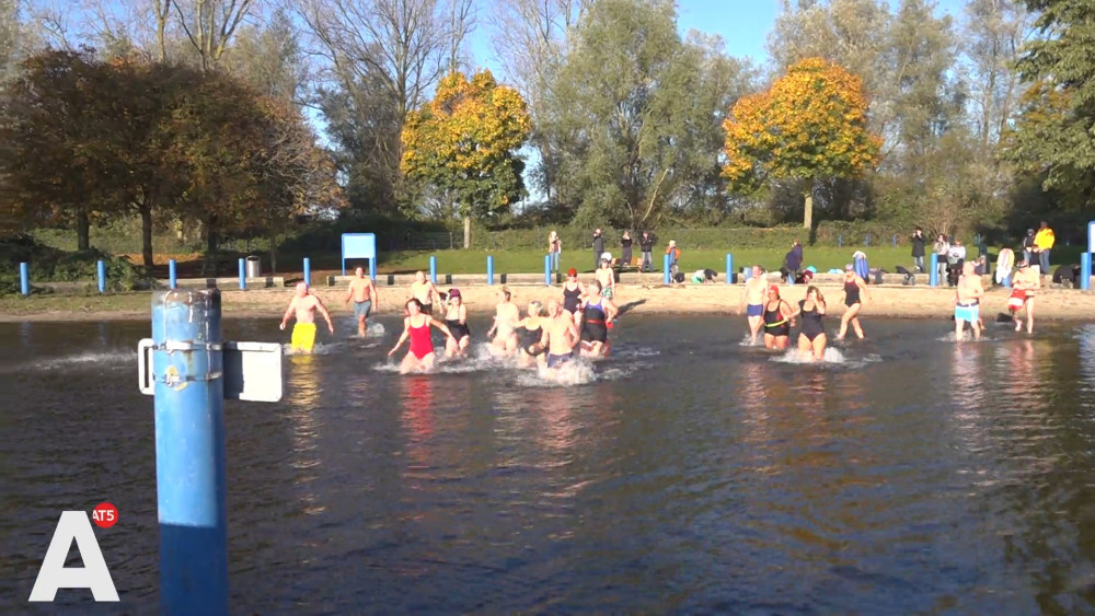 In protest, a shower in the cold water of the Nieuwe Meer: “That ferry must keep sailing”