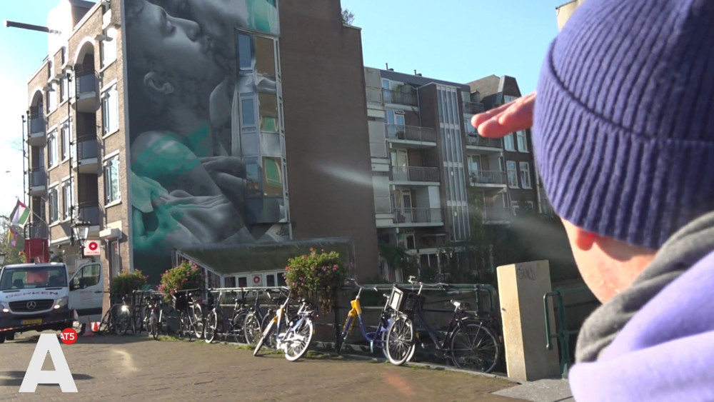 Huge ‘Murnal’ of people kissing on Vijzelgracht: “A beautiful symbol for freedom”