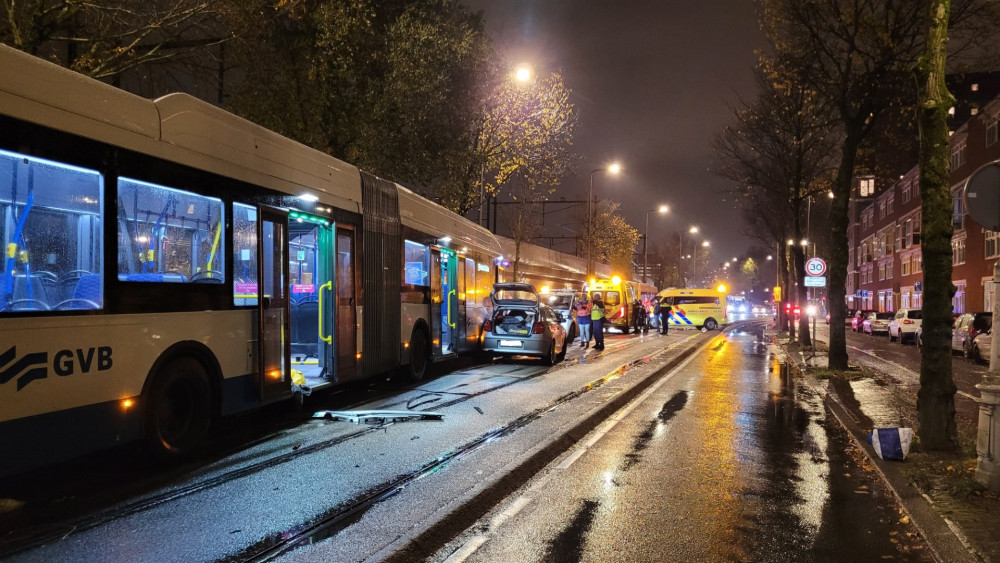 Botsing tussen auto en lijnbus in centrum