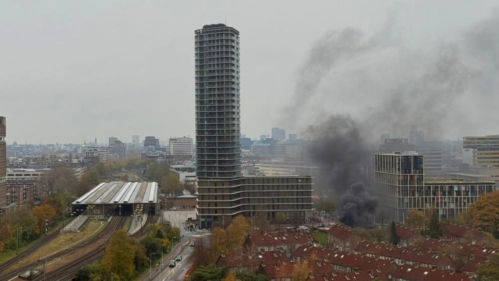 Grote donkere rookwolk bij station Amstel blijkt scootmobiel die in vlammen opgaat