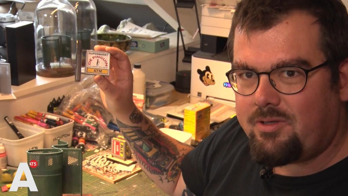 Sam At5 De Spot: Sam maakt miniaturen van lelijke dingen in de stad - AT5