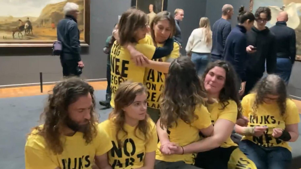 Politie maakt einde aan sit-in van XR-demonstranten in Rijksmuseum