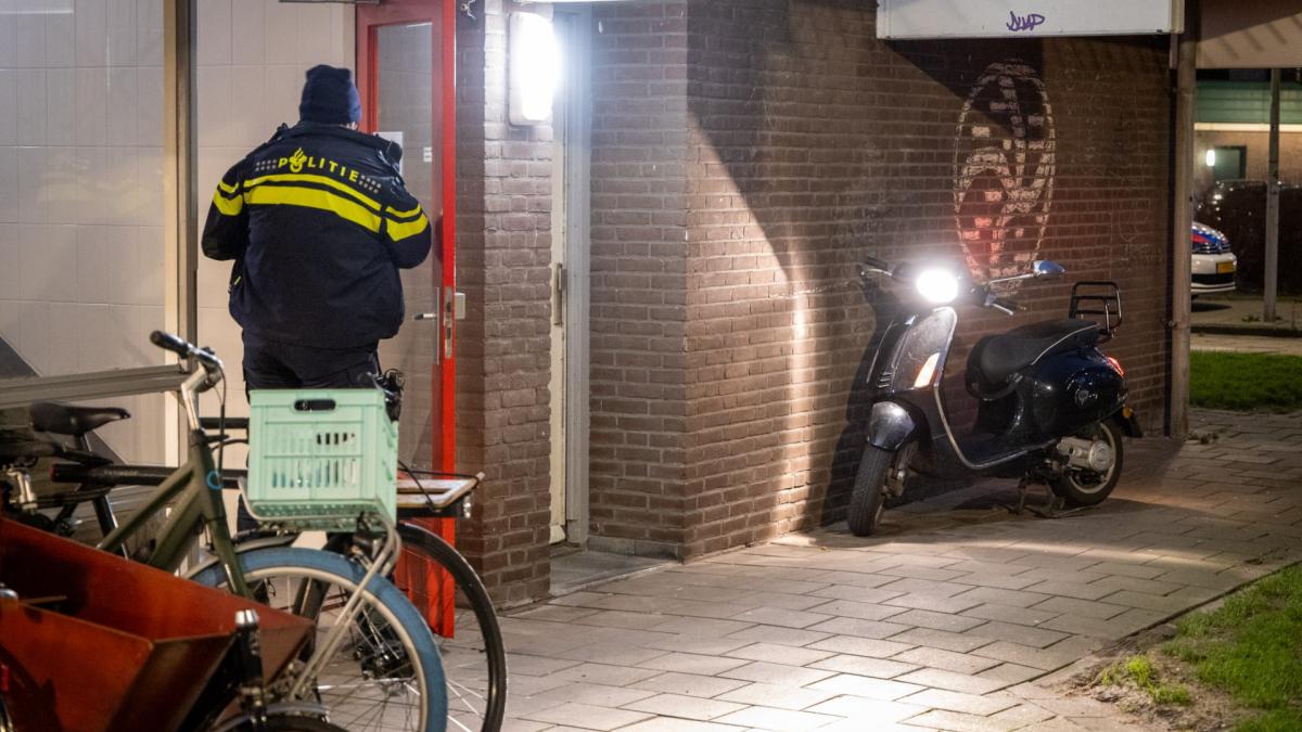 Politiehonden en helikopter: onderzoek bij flat in Noord na overval op tweedehandswinkel