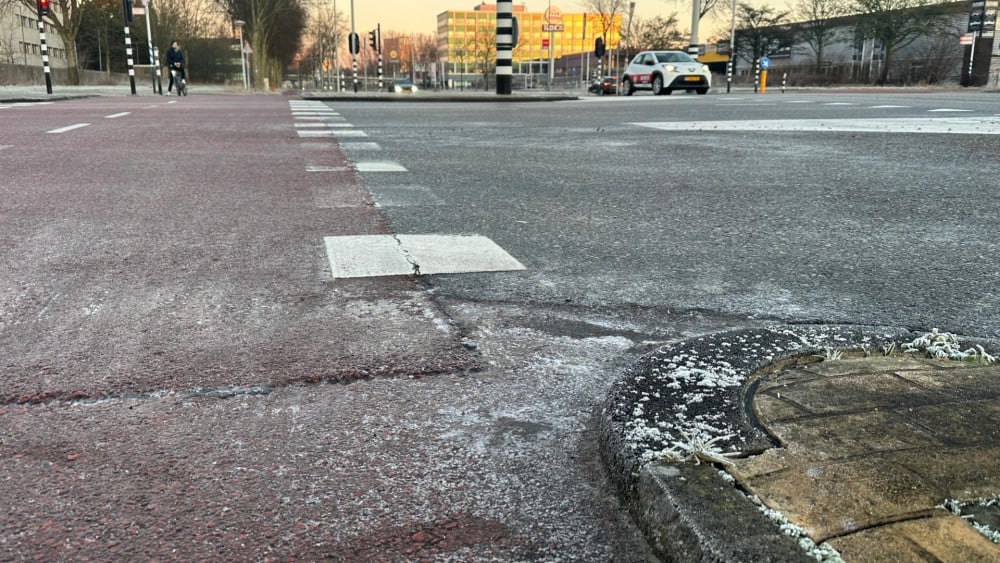 Dinsdagmiddag code geel, KNMI waarschuwt voor gladde wegen door ijzel