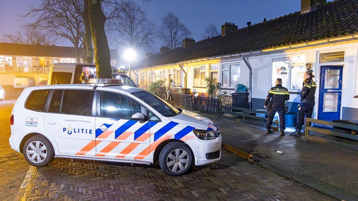Tweetal overvalt en mishandelt bejaarde bewoner van rijtjeshuis in Geuzenveld