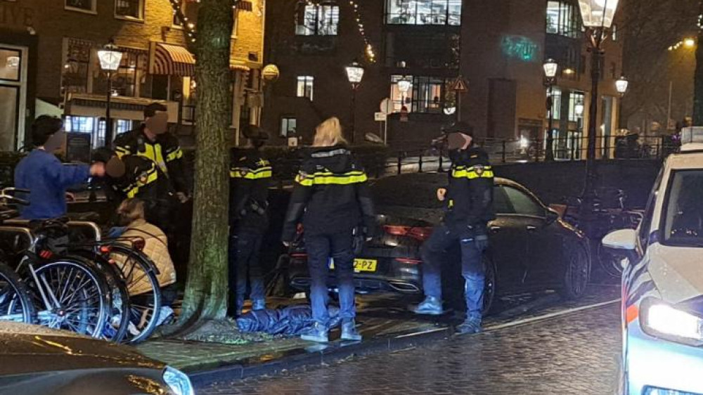 Sprong op rug gaat fout: man en vrouw belanden in Spiegelgracht