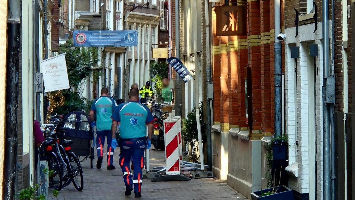 Oekraïense verdachte steekpartij Dam zwijgt, Amerikaans slachtoffer 'verkeerde op randje van dood' - AT5