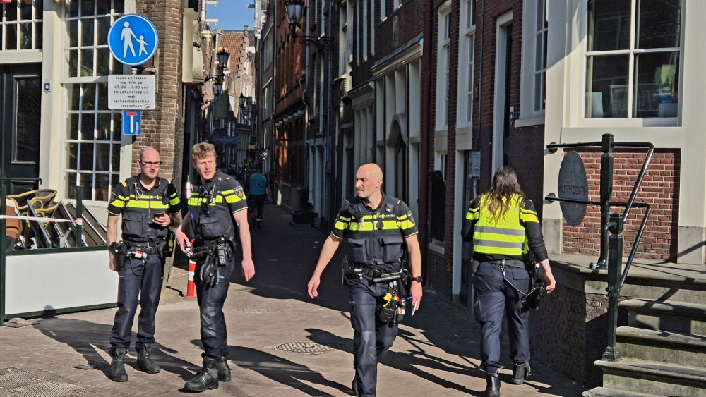 Oekraïense verdachte steekpartij Dam zwijgt, Amerikaans slachtoffer 'verkeerde op randje van dood' - AT5