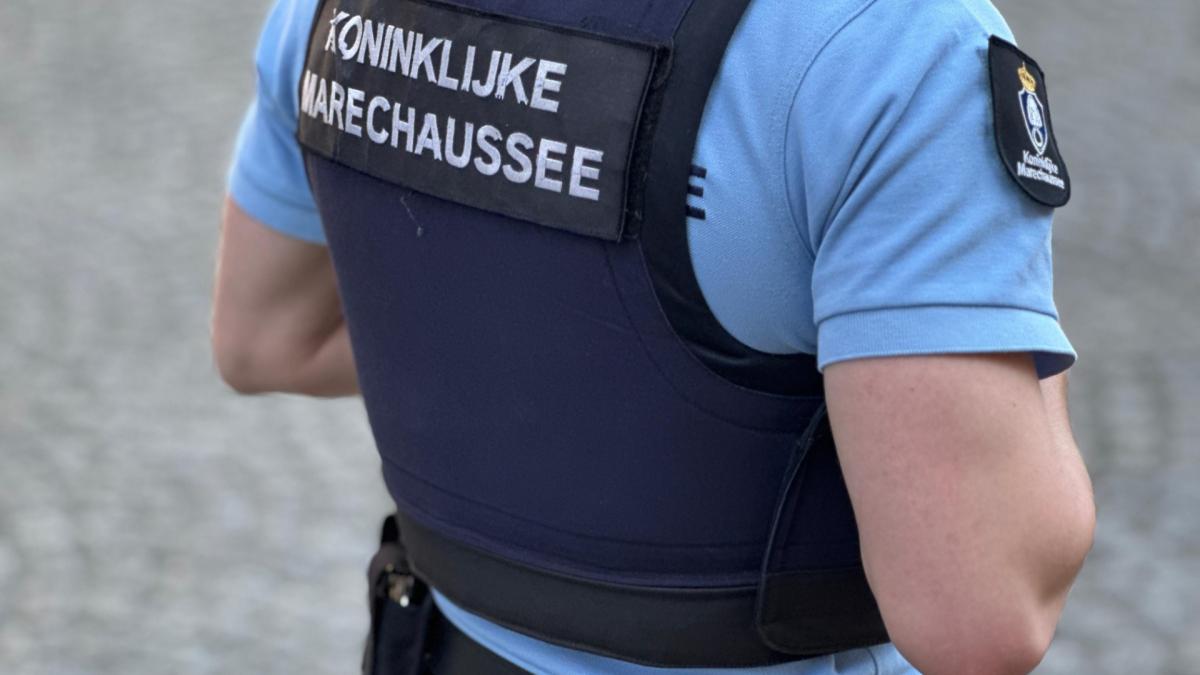 5 miljoen euro aan smartphones gestolen op Schiphol, twee Amsterdammers gearresteerd