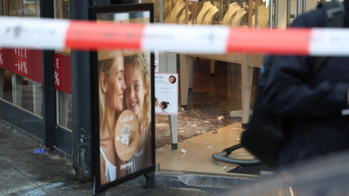 Aanhoudingen en grote zoekactie met helikopter na overval op juwelier aan Buikslotermeerplein