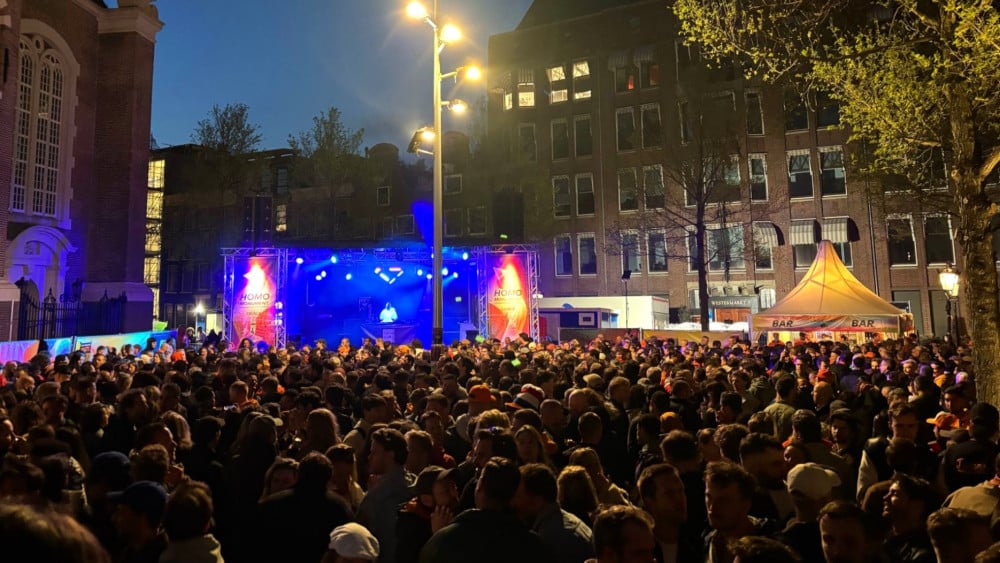 Klager krijgt ongelijk: feest Koningsnacht bij Homomonument mag tot 01.00 uur doorgaan