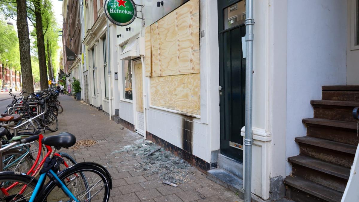 Brand door explosief bij café in Czaar Peterstraat, omstander ...