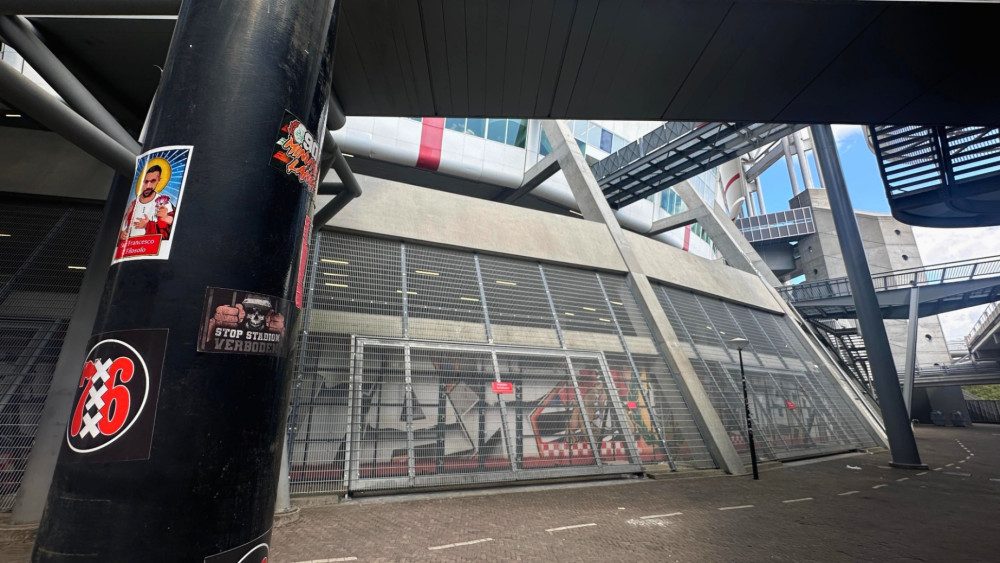 Verdenking van zware mishandeling was reden voor aanhouding in supportershome Ajax