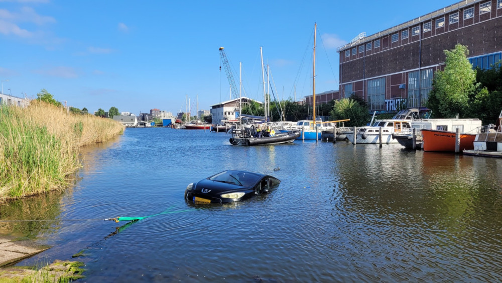 Meenemen van boot gaat fout: auto wordt het water in getrokken