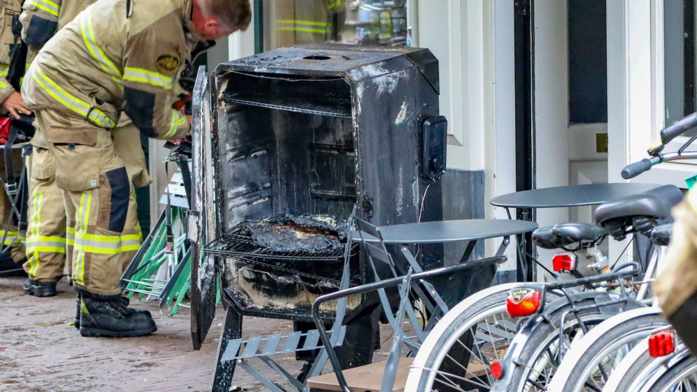 Grilloven vliegt in brand in restaurant Lange Leidsedwarsstraat