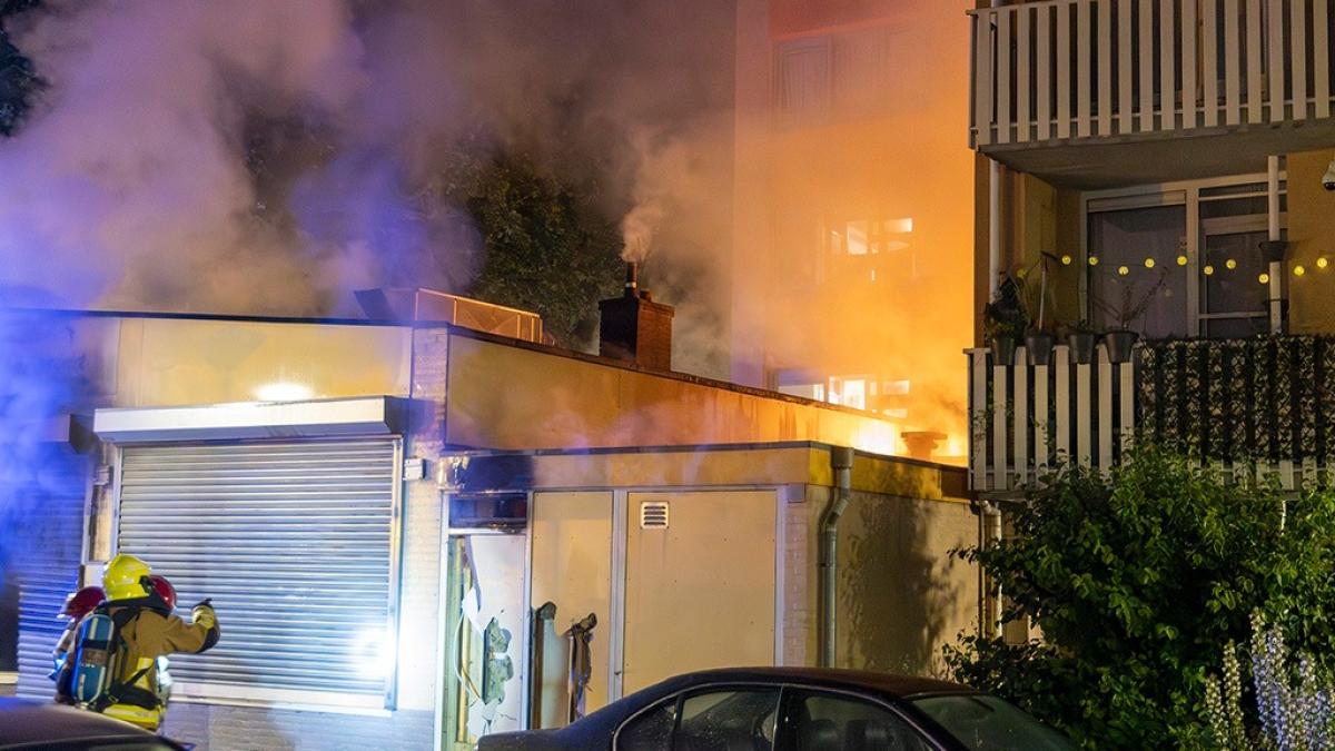 Ontruimde woningen en brandweer met slijptol: uitslaande brand bij viswinkel in Geuzenveld