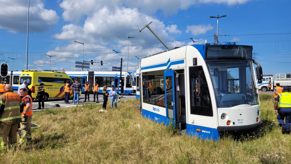 Busje en tram botsen op IJburglaan, afrit Zeeburg is dicht