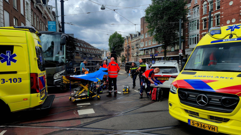 Fietser gewond bij aanrijding met taxi in West