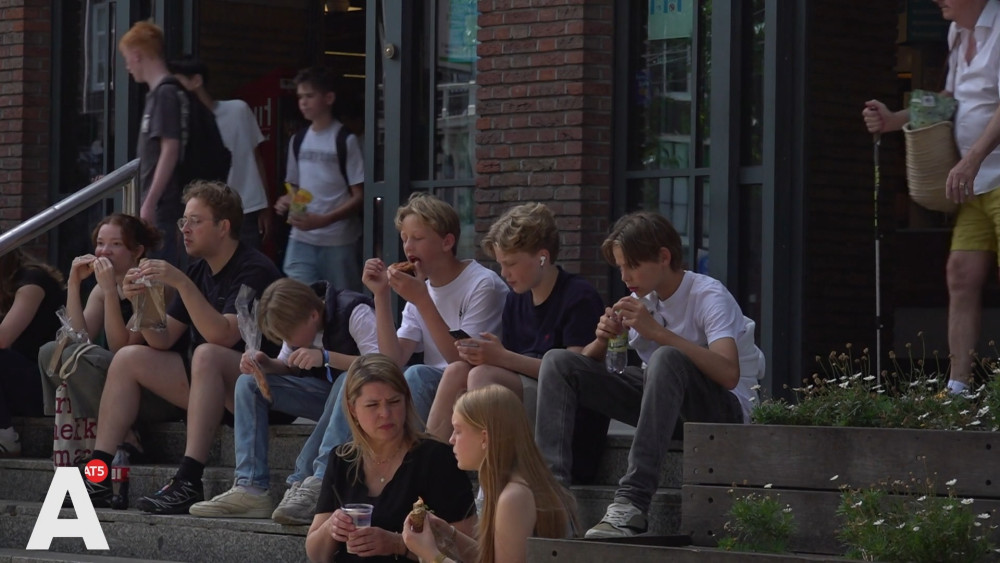 Jongeren lunchen steeds vaker buiten de deur: "Plastic zakje met je bammetje is wat kneuterig"