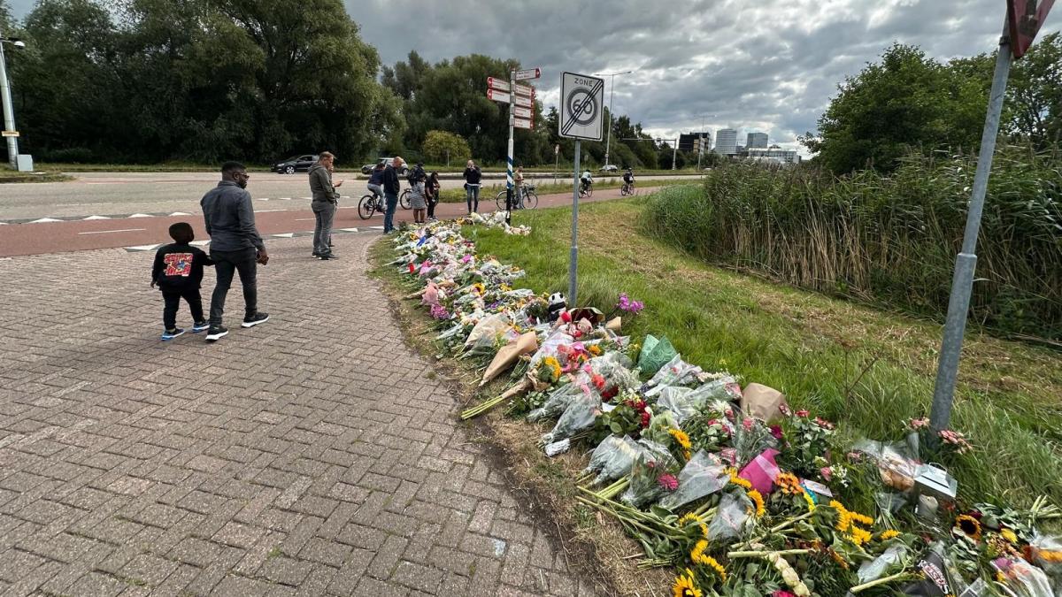 Steeds meer bloemen op plek waar Lisa (17) werd vermoord, minuut stilte tijdens feestweek Abcoude