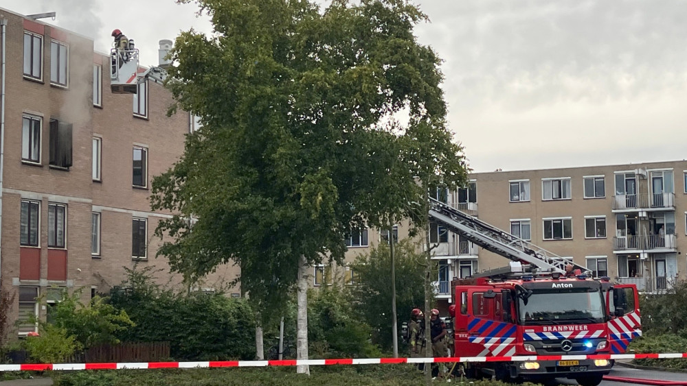 Brandweer blust brand in appartement Reigersbos