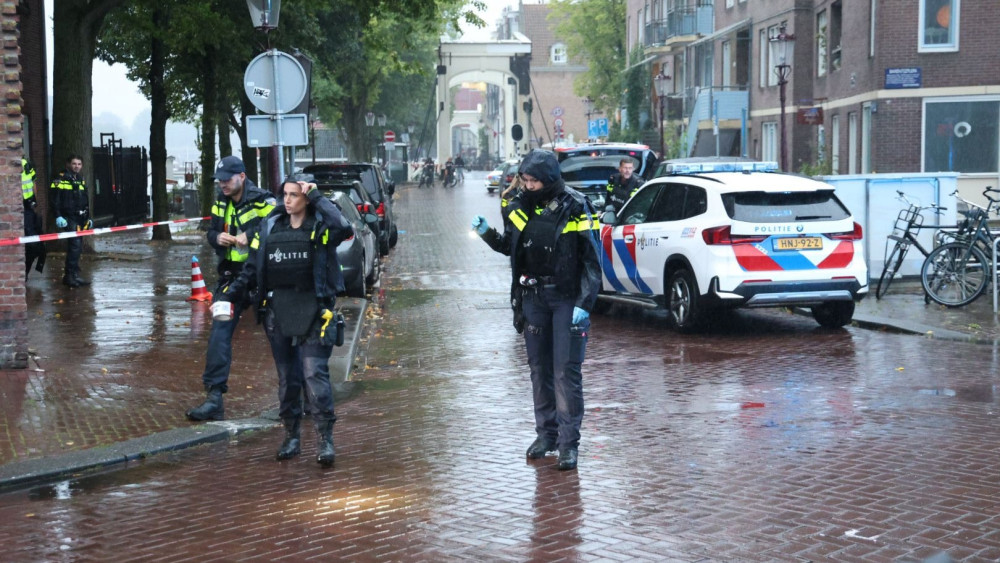 Man gewond bij schietpartij, politie zoekt verdachte met 'grijs masker' op fatbike